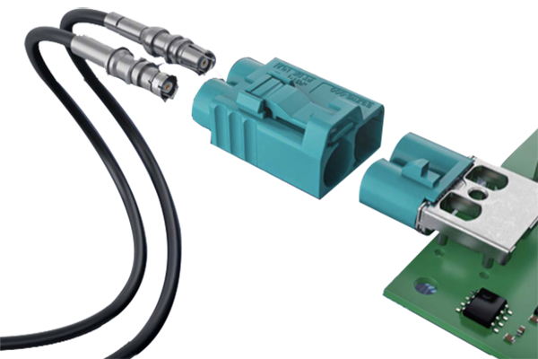 汽車射頻線束是指用于傳輸無(wú)線電信號(hào)的電線束，通常位于汽車內(nèi)部。它通常由多根電線組成，包括信號(hào)線、電源線和地線等。這些電線通過一定的結(jié)構(gòu)形式將它們組織在一起，以便更好地傳輸信號(hào)和減少干擾。