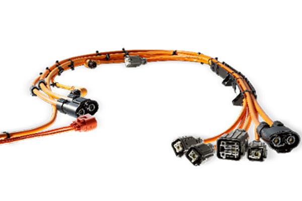 新能源高壓線束是指用于傳輸高壓電力和信號(hào)的電線束，通常用于電動(dòng)汽車、混合動(dòng)力汽車和其他新能源設(shè)備中。與傳統(tǒng)汽車相比，新能源車輛使用更高電壓的電力系統(tǒng)，因此需要使用高壓線束來(lái)傳輸電能。